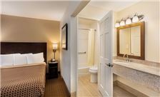 Key inn and Suites Tustin - Suite Bathroom