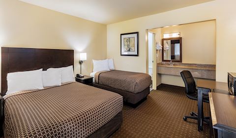 Key Inn and Suites, Tustin One Queen Accessible