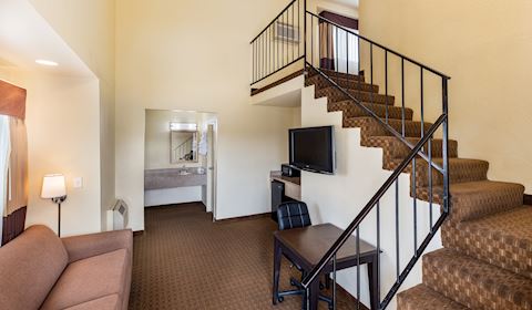 Tower Suite in Key Inn and Suites, Tustin