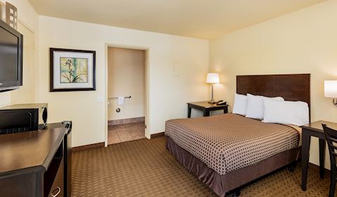 Key Inn and Suites, Tustin One Double Bed Wheel Chair Accessible - Shower/Tub Combo